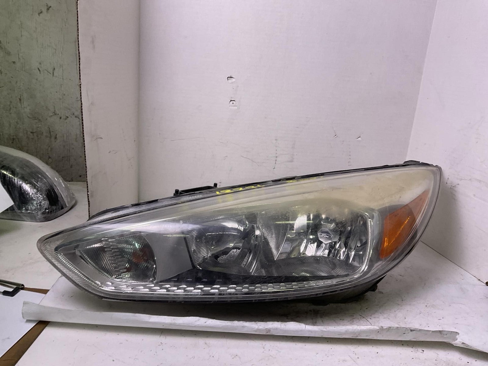 Headlamp Assembly FORD FOCUS Left 15 16 17 180